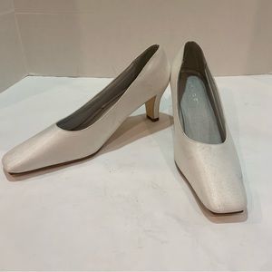 PARADE brand cloth white heels NWOT never worn can be dyed to match outfit 11